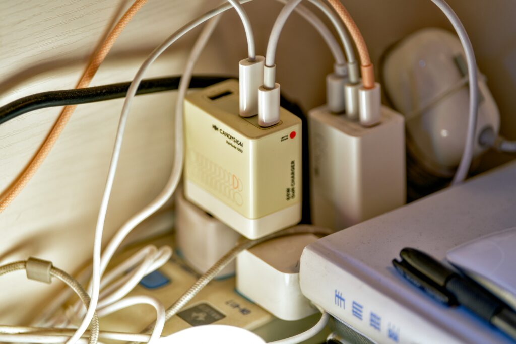 messy charging ports area with no smart plug